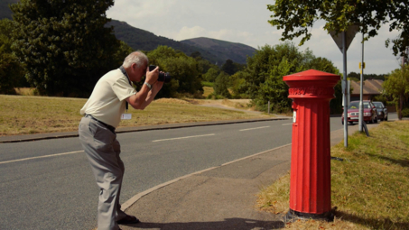 postbox-peter-un-film-documentaire-de-andy-oxley-sur-le-britannique-peter-willis-postier-photographe-de-boites-postales-anglaises